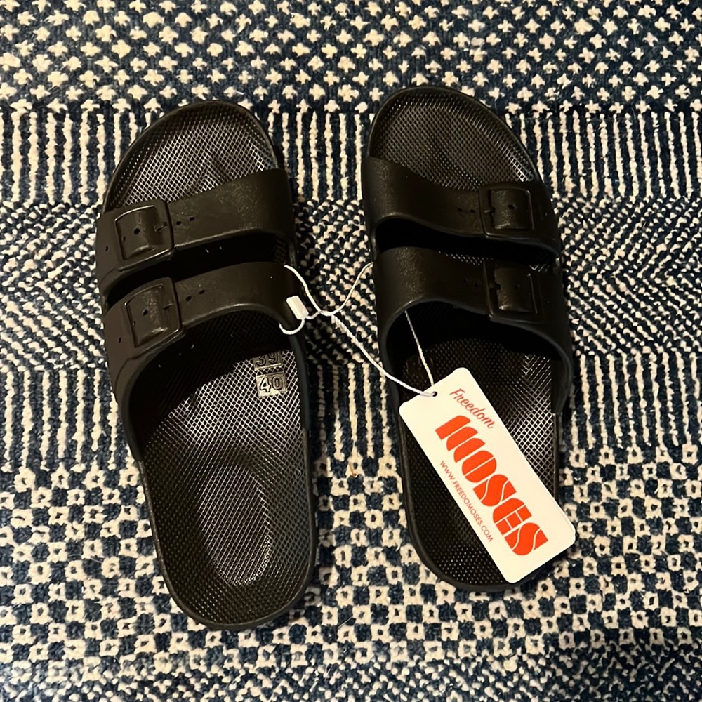 Freedom Moses basic black slides size 9-10